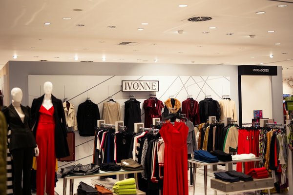 Élégance naturelle : astuces pour mettre en valeur votre style avec des robes longues en mousseline lors d"un mariage en extérieur